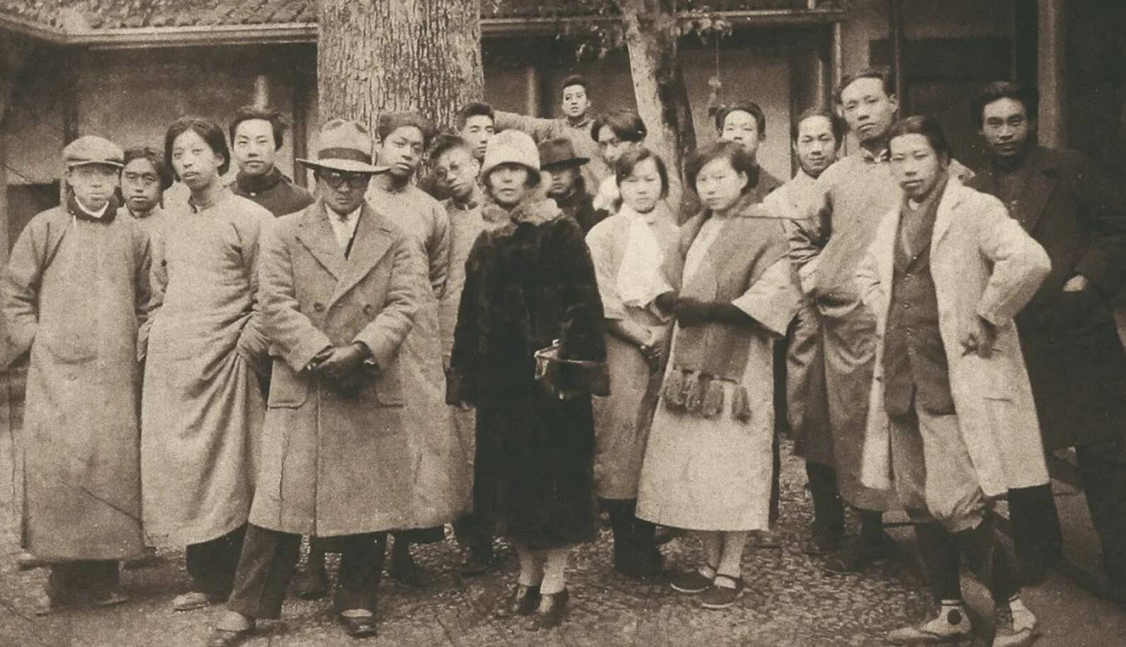 国立艺术院雕塑系合影。两位教师是李金发与王静远。两位女生,左为姚馥,右为刘梦莹。图片来自中国美术学院公众号。