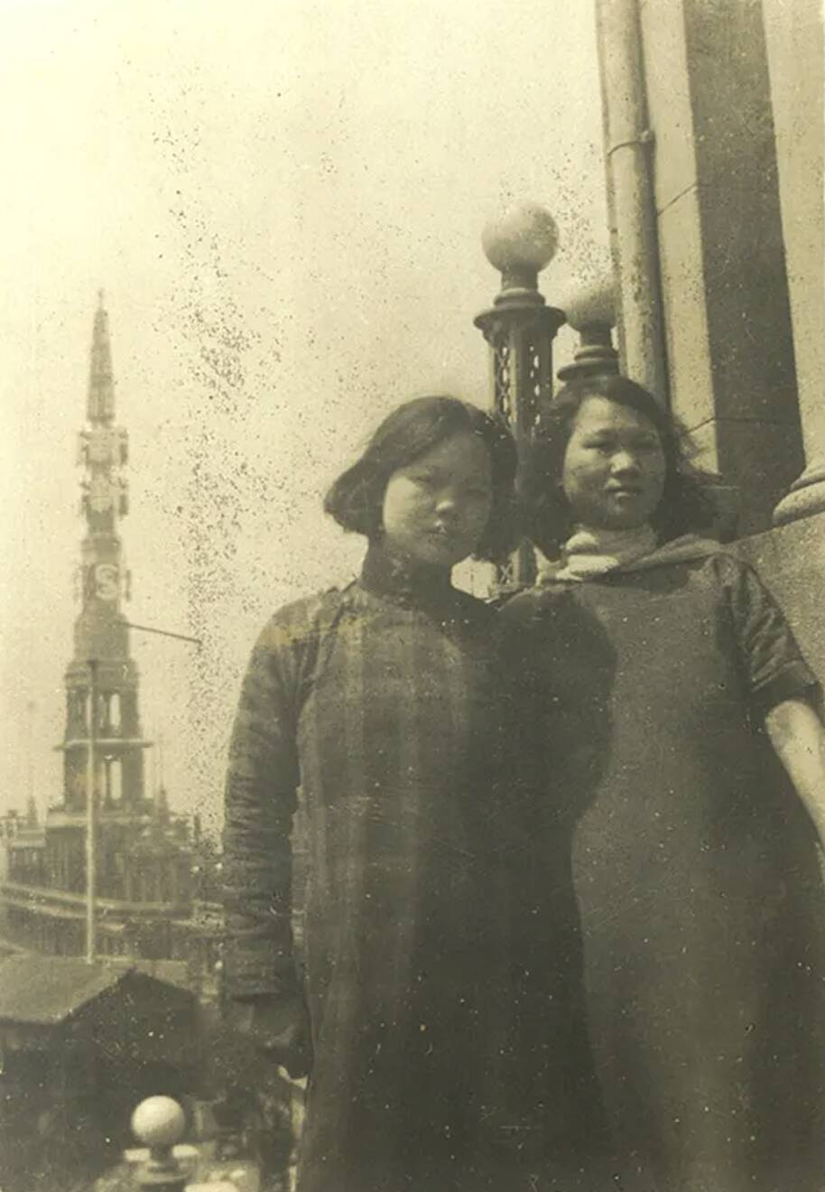 1930年暑假,姚馥与刘梦莹在上海参加文艺补习班时的合影。后方背景中的塔是新新百货公司楼顶的塔。图片来自广州美术学院胡一川研究所。
